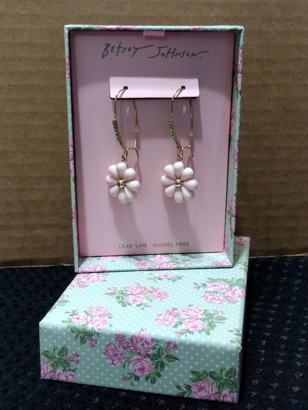 Betsey Johnson Pink Daisy Drop Earrings Gold Tone Metal/Pink Enamel/Rhinestones